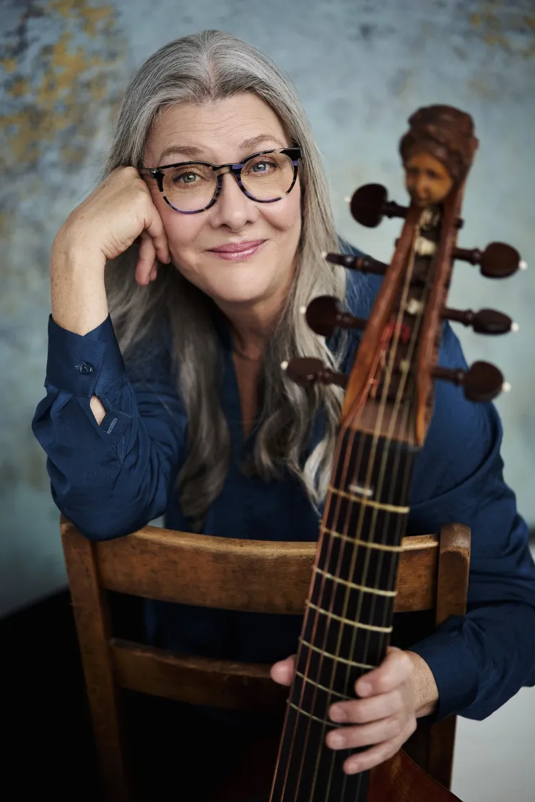 Photo de Margaret Little assise, tenant sa viole de gambe